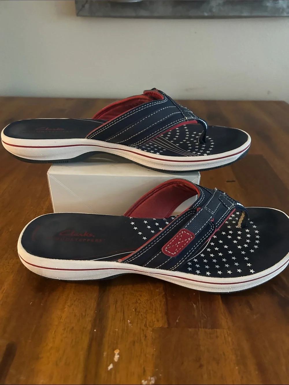 Clarks Cloudsteppers  Women 8 Navy and Red Star-Pattern Thong Sandals